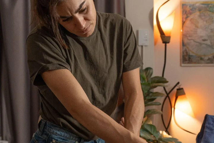 Justine Lorandi, massoterapista, durante un trattamento