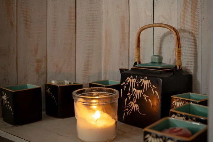 Candele e teiera in ambiente zen