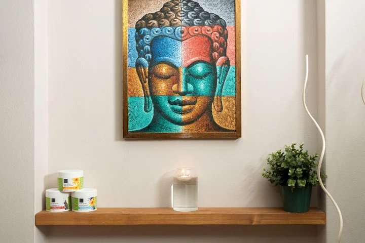 Angolo olistico con quadro e candele